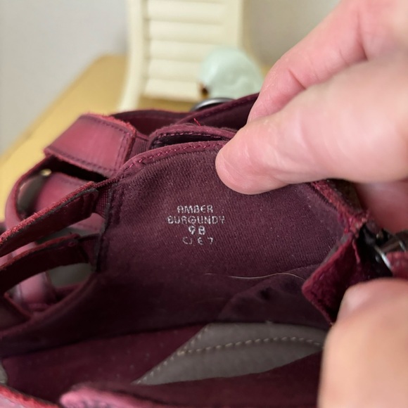 Earth Amber Burgundy Leather Criss Cross Dressy Heeled Bootie size 9 - Picture 5 of 9